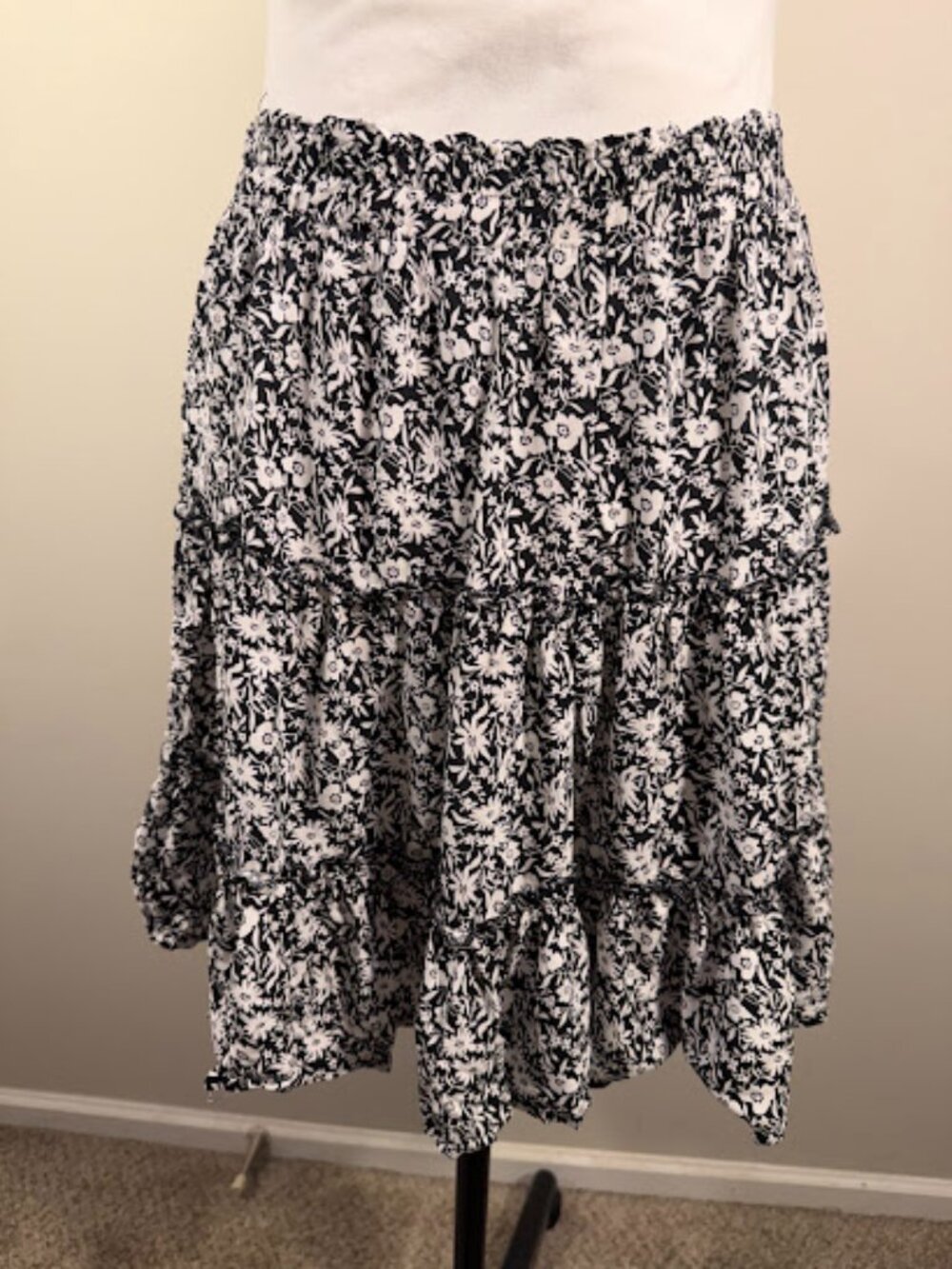 Women's Ana Chistine mini skirt with floral print and high waist, size L